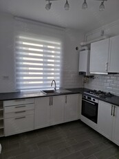 Închiriez apartament 3 camere