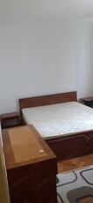 Inchiriez apartament 3 camere semidecomandat, etajul 1, centrala pe gaz , lângă iulius mall