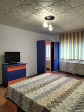 Închiriez apartament cu 2 camere, etaj1, zona Piaţă.