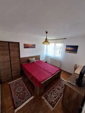 închiriez apartament cu două camere (centru)