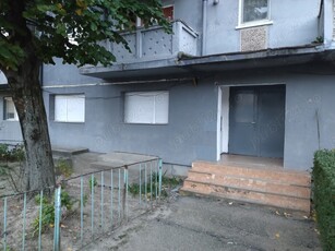 Proprietar vând apartament 3 camere parter Caransebeș