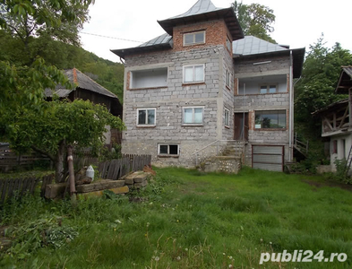 Casa 6 camere la 12 KM de MIOVENI , in comuna Davidesti sat Voroveni , constructie D+P+E+M