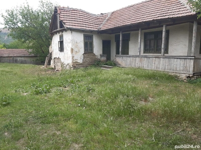 Casa bătrâneasca și teren