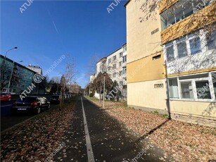 De vanzare apartament cu 2 camere si balcon la etaj intermediar zona Terezian