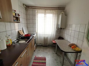 INCHIRIEZ apartament 2 camere decomandat,zona Cedonia