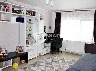 Apartament cu 2 camere, decomandat, etaj intermediar