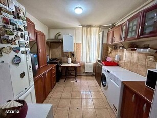 De vanzare 3 camere , etajul 2 , zona Politiei , 59800 euro