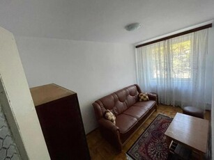 Apartament 3 camere, Fratii Golesti, etajul 1, cu balcon