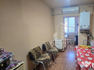 Apartament cu 3 camere, centrala proprie, etaj 3, zona Li...