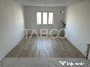 Apartament de vanzare cu 2 camere decomandate si balcon