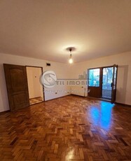 Apartament la casa,etaj 1, cu 3 camere, terasa + spatiu verde la 130000 euro.