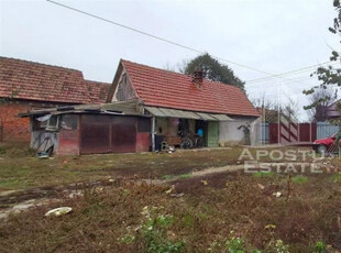 Casa veche. teren de 987 mp in zona Cadas