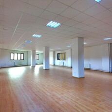 Spatiu Comercial / Birouri De 500 M2 – Open Space De inchiriat La Parter