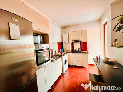 Apartament cu 3 camere de vanzare in zona Primariei Floresti!