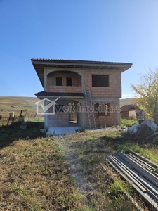 Casa la rosu cu teren 1000 mp, Dezmir