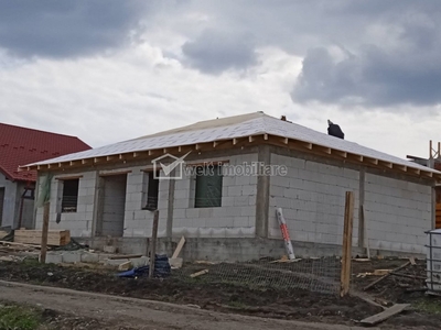 Casa pe un nivel, la rosu in Chinteni, 2 dormitoare, 500 mp curte