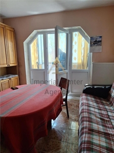 Apartament de vanzare cu 3 camere .balcon et.1 Onesti