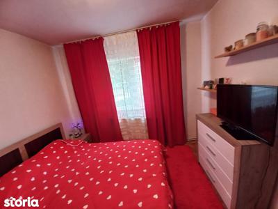 Apartament cu 4 camere, decomandat, parter, finisaje medii