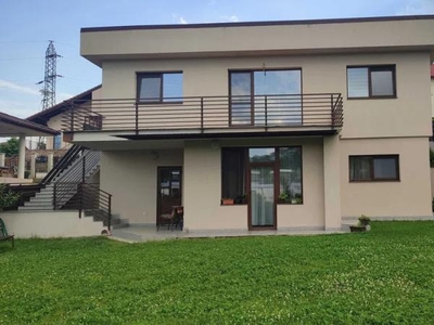 Casa de vanzare cu 7 camere , Calea Baciului situata intr-o zona linistita