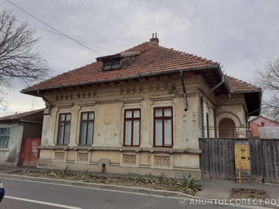 Vand casa cu arhitectura deosebita