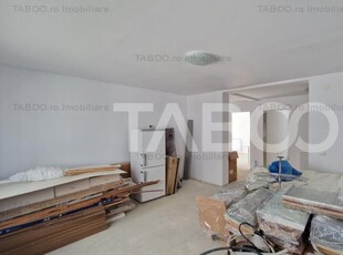 Apartament de vanzare cu 3 camere si 2 balcoane cu bucatarie separata