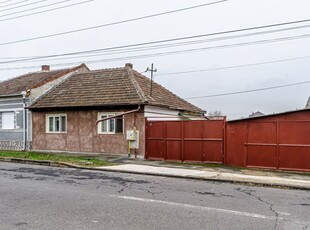 Casă cu 2 camere, teren, garaj în Bujac / Necesită renovare