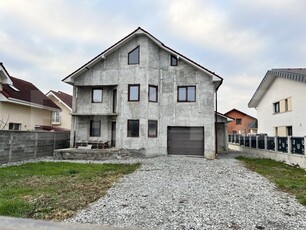 Casa spațioasă, teren 984 mp, parțial finisată situată in zona rezidențială