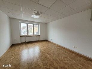 De închiriat apartament cu 3 camere, strada Traian