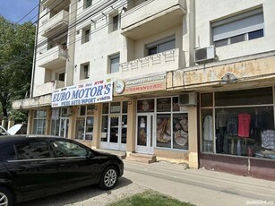 Proprietar inchiriez spatiu comercial in Buzias, 49 mp, front lung.