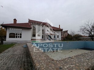 Vilă spațioasă cu piscină și teren generos (2500 mp) + teren de tenis!