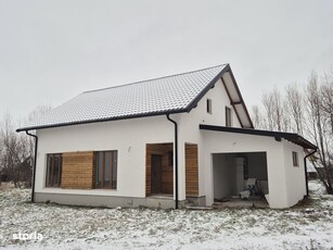 Casa cu garaj de vanzare in radauti