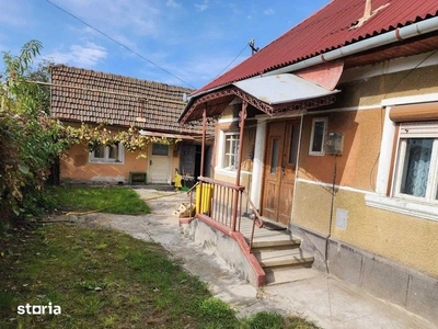 Casa cu anexa si teren de 950mp, constructie din voiog cu caramida