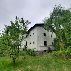 Casa la rosu cu 9 camere, zona linistita, in Campina