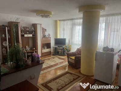 Apartament 3 camere, 2 bai - zona Central.