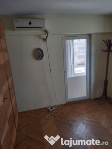 Apartament 3 camere, semidecomandat, 4/8, în zona Tineretul