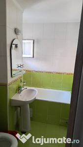 Închiriez apartament 3 camere