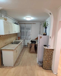 Apartament 3 camere in zona INTRE LACURI