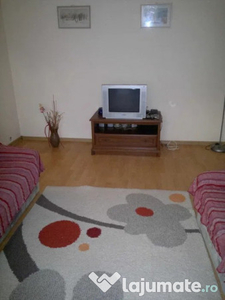 APARTAMENT 3 CAMERE SEMIDECOMANDAT, ETAJ INTERMEDIAR, PODU R