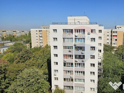 Apartament de vânzare cu 3 camere luminoase, în zona Dr...