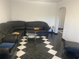 Apartament 3 camere , zona Inspectoratul Scolar Scoala nr 3 , etaj 2/3 , decomandat , imbunatatit