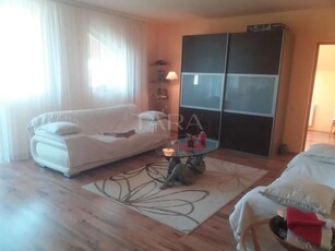 Apartament cu 4 camere de vanzare, in Floresti