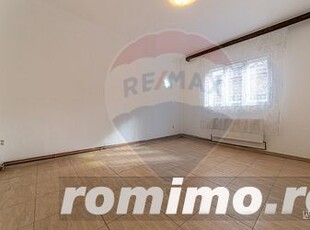 Apartament la de inchiriat la casa, spațios, nemobilat- zonă centrală