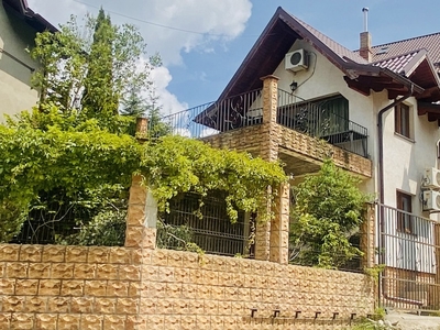 Vand casa de vacanta in Busteni cu vedere panoramica catre Caraiman, 159.000 euro