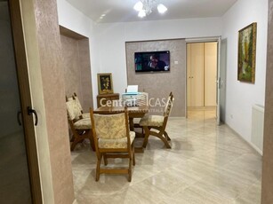 Apartament de vanzare cu 3 camere, Centru-Bd Independentei