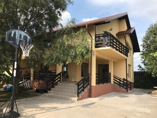 Casa Gulia Vila in Gulia, P+M+pod este construita din carami