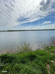 Complex Lebada Lake teren cu vedere la lac