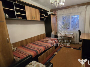 Apartament cu 3 camere, etaj 1, centrala proprie, zona Li...