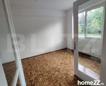 Apartament cu 4 camere semidecomandat