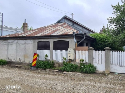 Casa in Adjud strada Mihail Kogalniceanu-in spatele bisericii pe vechi