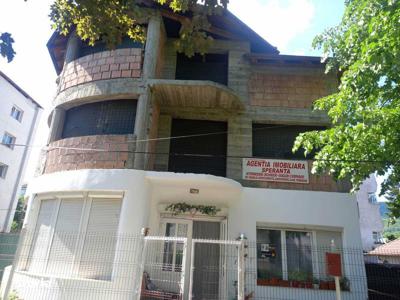 Vila Piatra Neamt zona posta Maratei 400mp, arhitectura deosebita